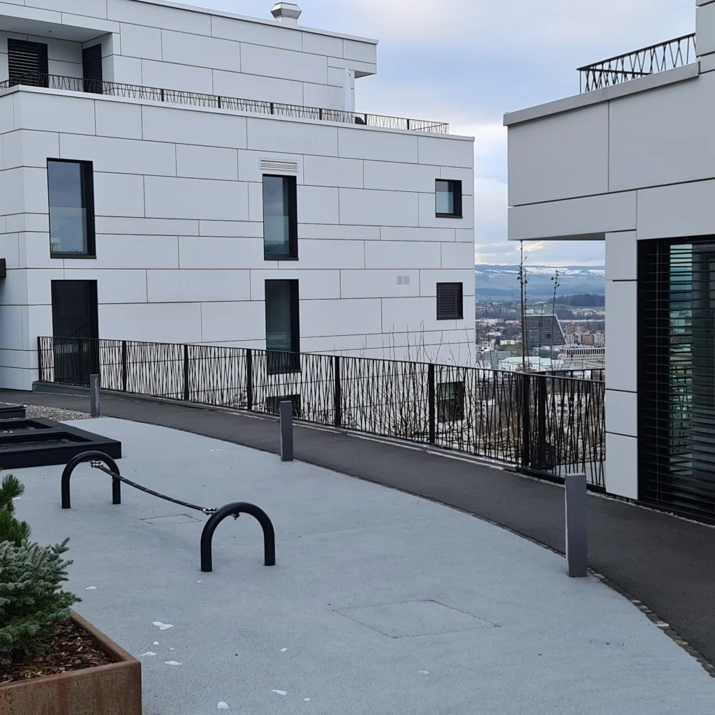 Massgefertigtes Metallgeländer auf Terrasse, gefertigt von AGIL Metallbau
