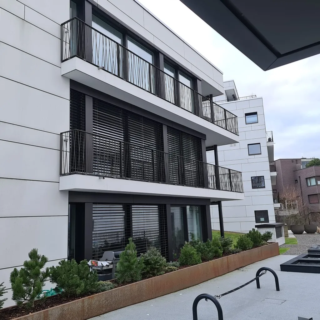 Terrassengeländer aus Metall mit Blick auf die Umgebung
